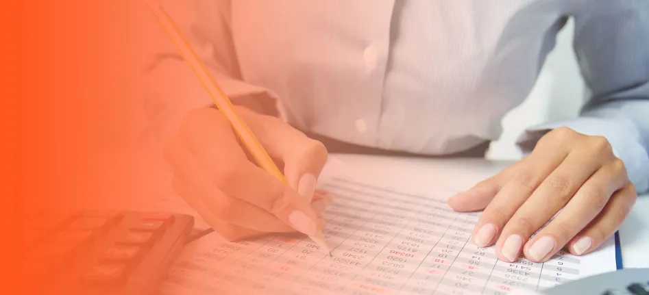Persona escribiendo en un cuaderno con lápiz